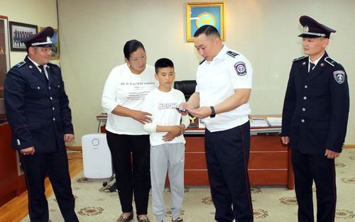 Үерийн аюулаас хүүхдийн амь аварсан цагдаад талархал илэрхийлэв